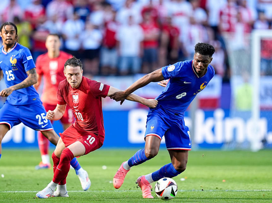 强队对决世界杯预选赛中发生惊险一幕 强队对决世界杯预选赛中发生惊险一幕