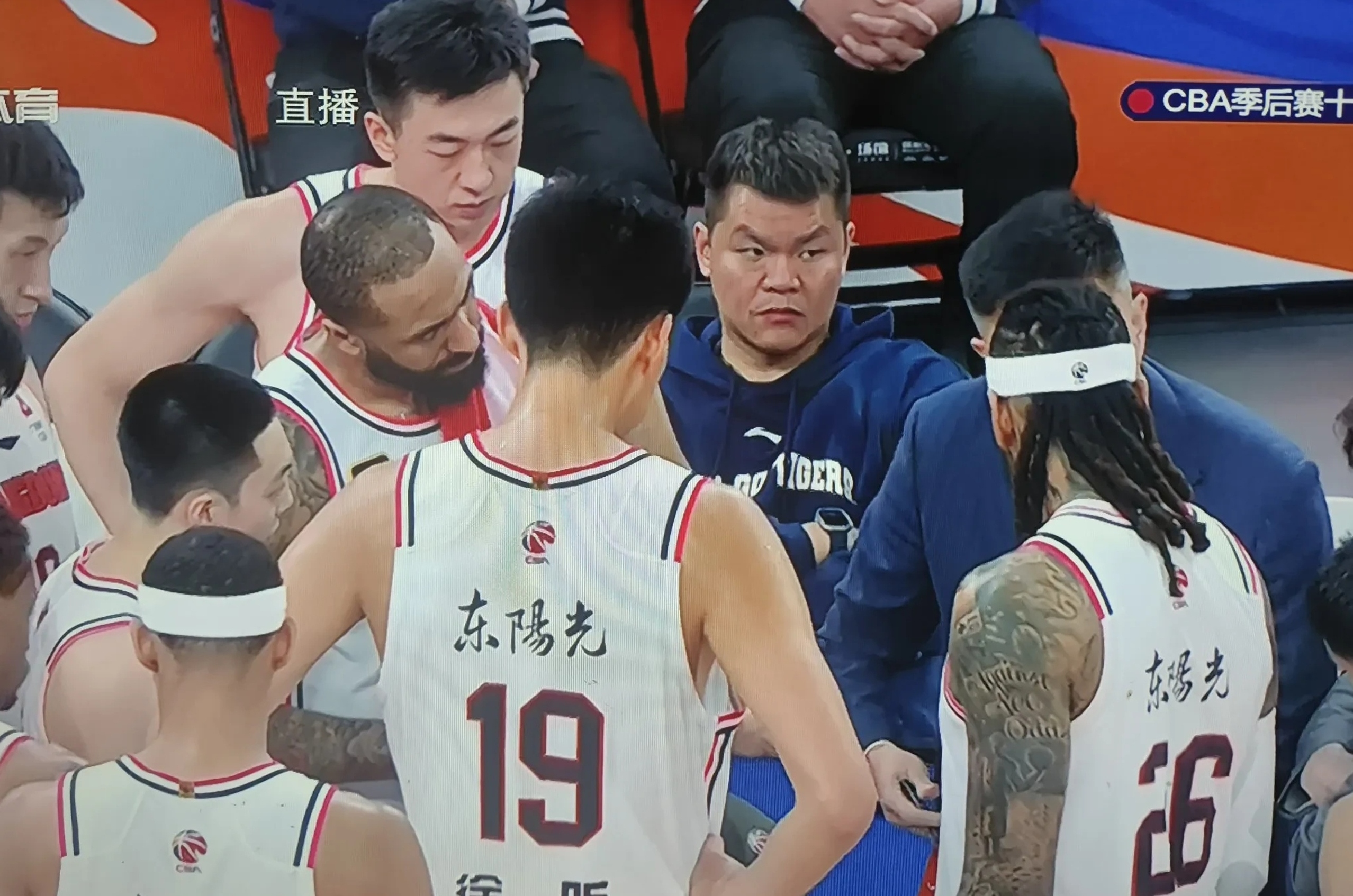 比赛中球队因多次犯规处罚导致失利