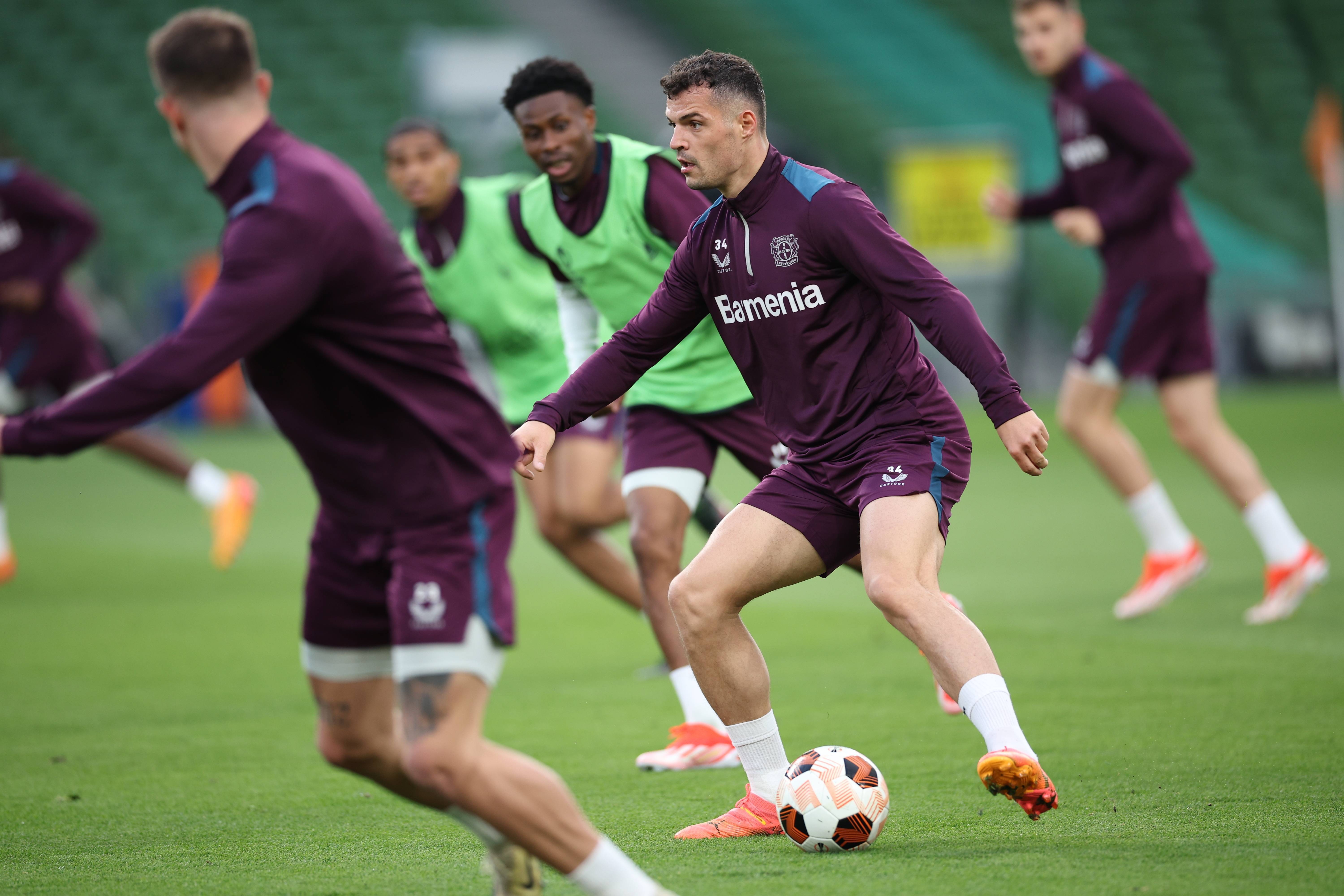 勒沃库森队员备战敢于面对困难,志在夺冠 勒沃库森队员备战敢于面对困难,志在夺冠